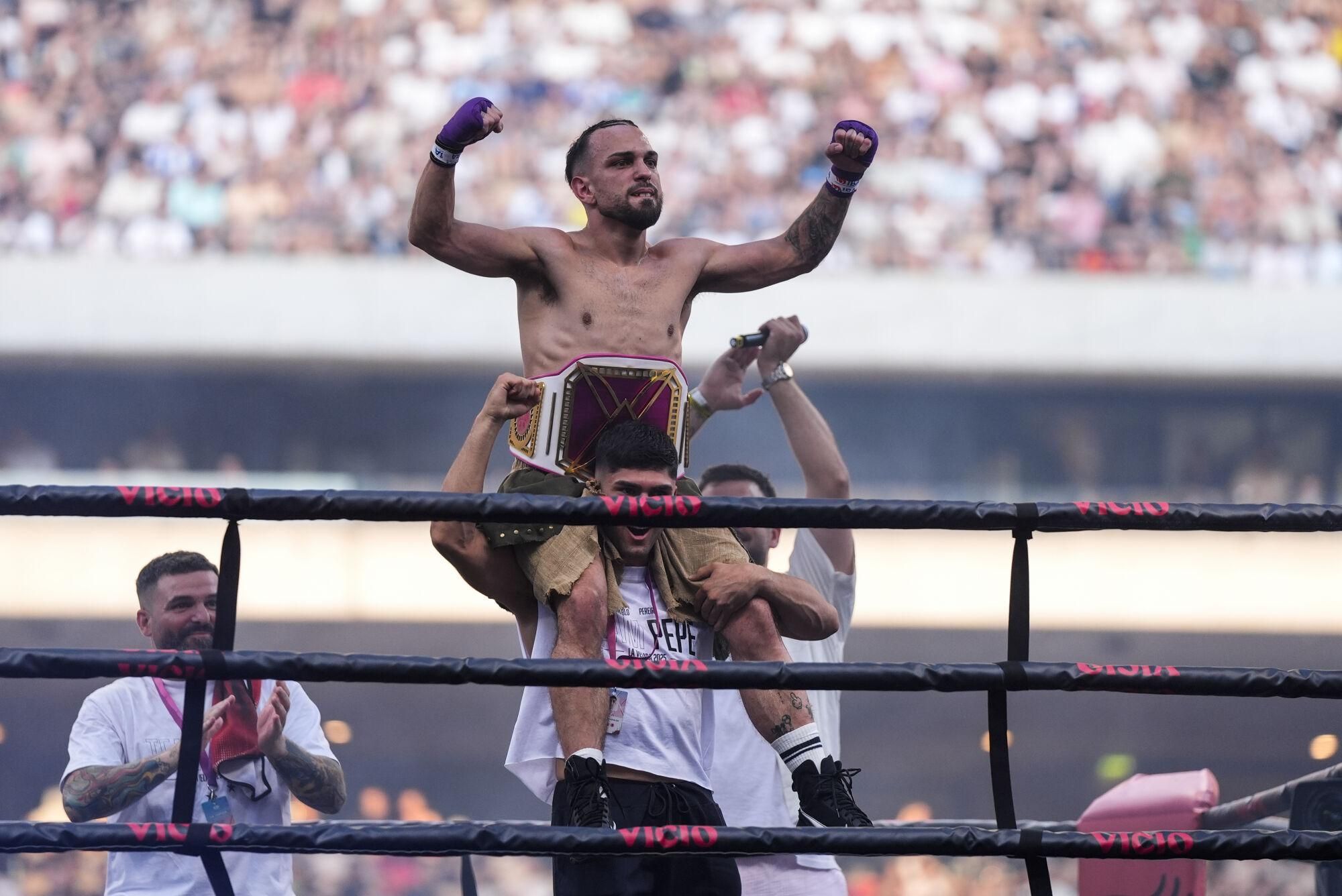 El streamer, Pereira7, durante la quinta edición de La Velada del Año en el Estadio de La Cartuja, a 26 de julio de 2025 en Sevilla (Andalucía, España). El creador de contenidos, Ibai Llanos, ha organizado la quinta Velada del Año. El Estadio La Cartuja alberga a unos 75.000 espectadores, una cifra que volverá a ser histórica. El Santiago Bernabéu ya acogió un número similar en la pasada edición de La Velada, unos 80.000 espectadores, convirtiendo el evento en el de mayor aforo de la historia en España para una cita boxística: superó un récord establecido hace casi 100 años en el combate entre Paulino Uzcudun y Primo Carnera en el Estadio Olímpico de Montjuïc en 1930. Con un pico de 3,85 millones de dispositivos conectados, La Velada del Año posee, en su cuarta edición, el récord de la emisión más vista de la historia en cualquier idioma en Twitch, la gran plataforma de streaming. Es, sin duda, el mayor evento jamás concebido en internet, y copa el top 3 de emisiones más vistas en la plataforma. El objetivo, un año más: volver a hacer historia. 26 JULIO 2025 Joaquin Corchero / Europa Press 26/07/2025. PEREIRA7;Joaquin Corchero;category_code_new;