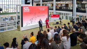 Pere Navarro y Blanca Sorigué, delegado especial del Estado y directora general del CZFB, en la presentación del SIL 2024