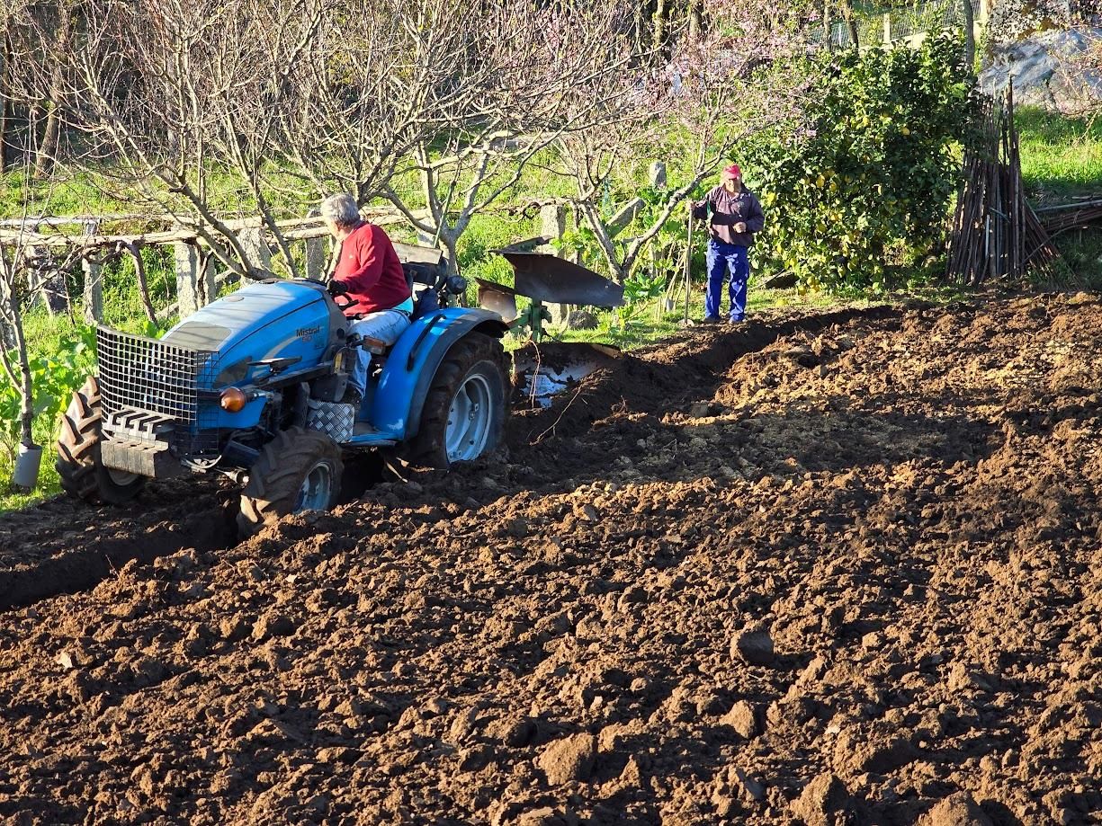 Arousanos aprovechando el buen tiempo para preparar sus tierras de cultivo.