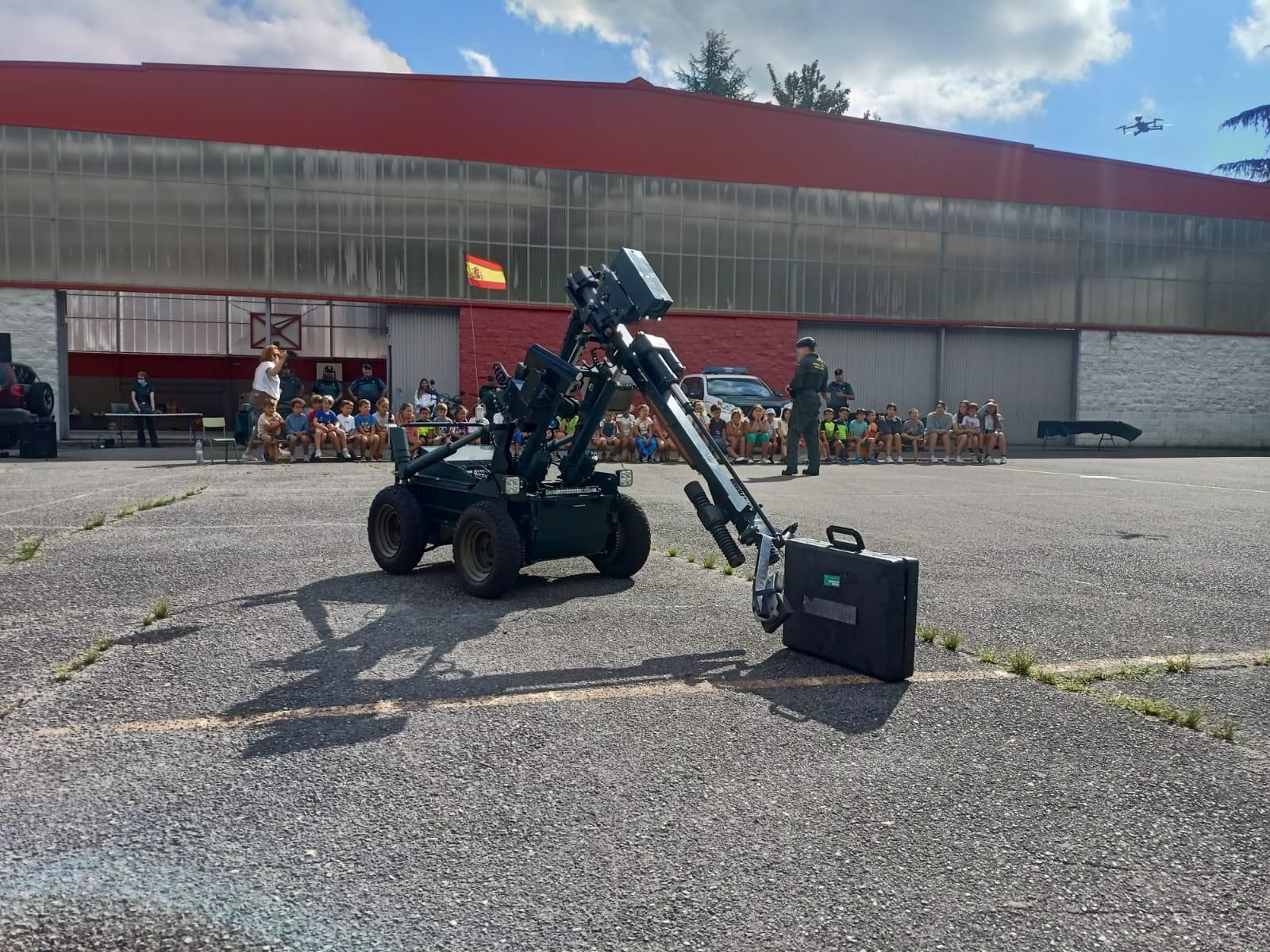 Demostración de la Guardia Civil en el colegio Elena Sánchez Tamargo de Laviana