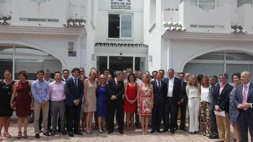 Margarita del Cid, en el centro, con todos los integrantes de la Mancomunidad de Municipios de la Costa del Sol Occidental.