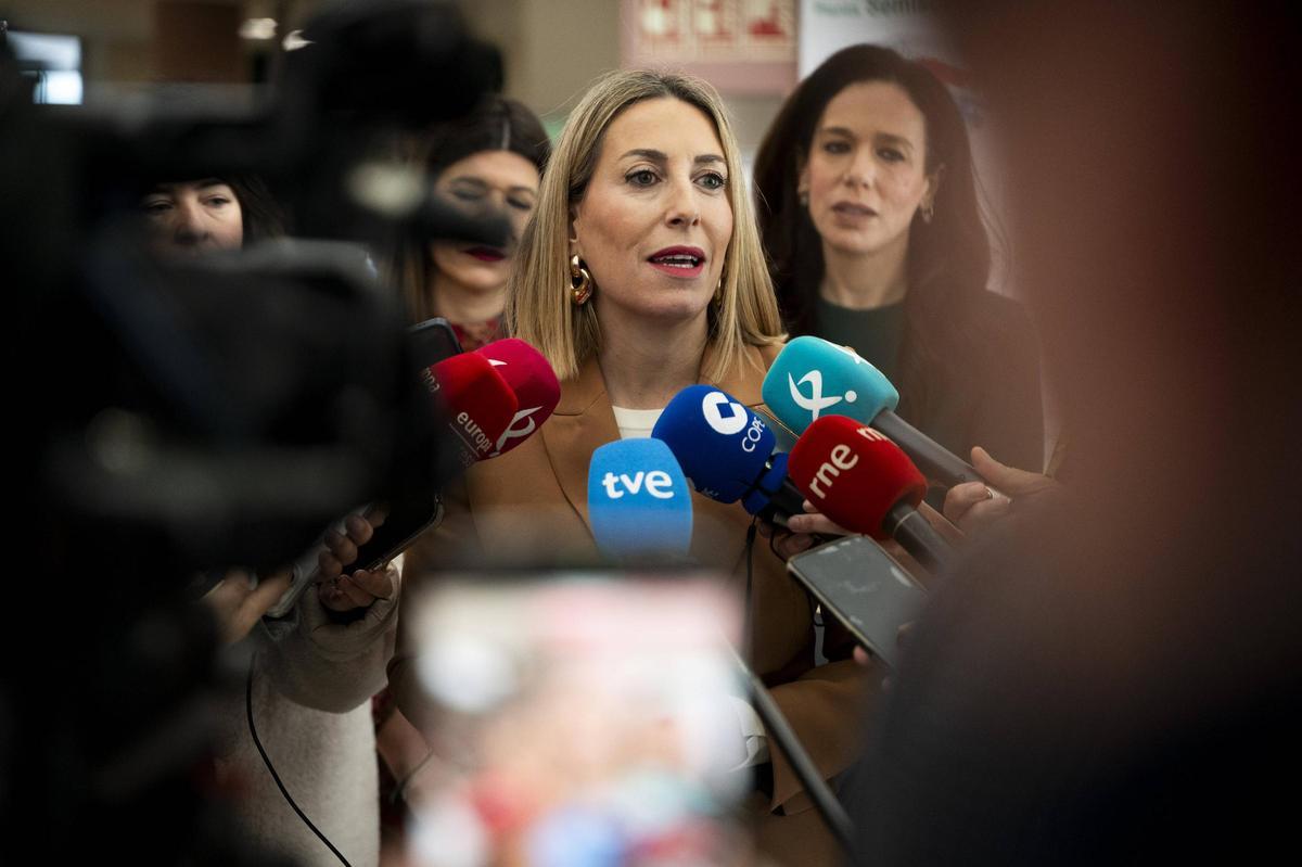 María Guardiola atiende a los medios.