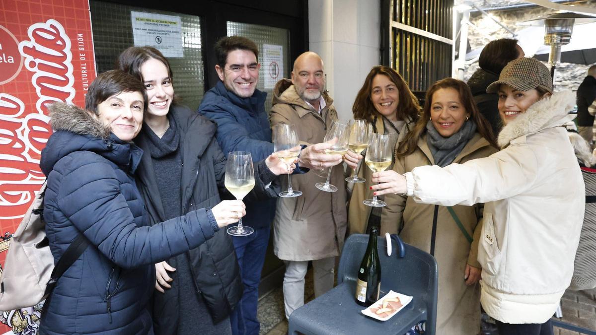 El vermú de Nochebuena resiste a la lluvia en Gijón entre tradición, reencuentros y brindis contenidos: “Venimos todos los años, es tradición ya”