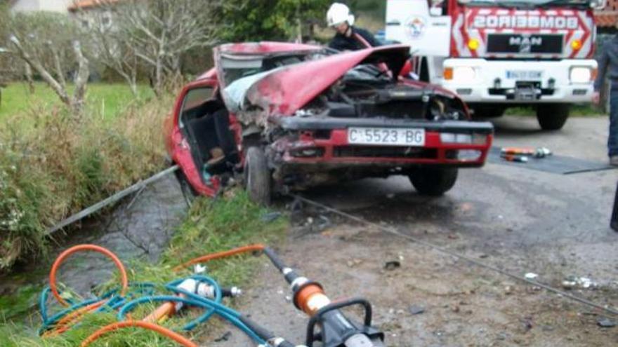 Dos hermanas mueren al chocar su coche contra un muro en una pista de Carballo