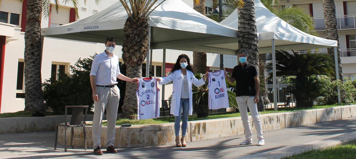 El presidente del Lucentum Toni Gallego, la directora médica de HLA Concha Giner y el vicepresidente de la Fundación Daniel Adriasola, tras la firma del acuerdo.