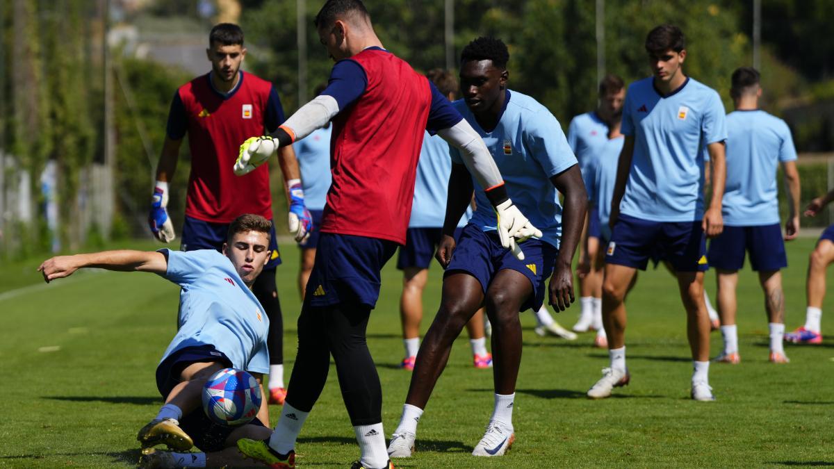 Fermín López en una acción del entrenamiento de la selección olímpica española este domingo