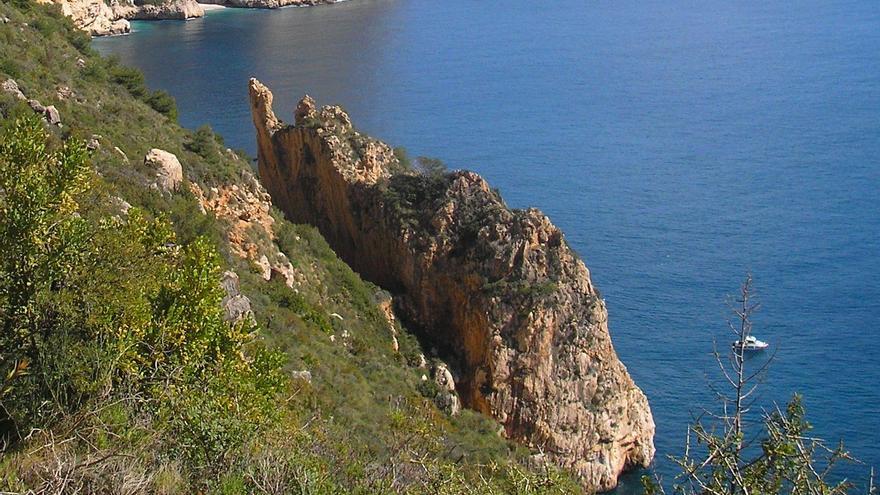 Falla del Moraig, la magia de la roca vertical suspendida sobre el agua