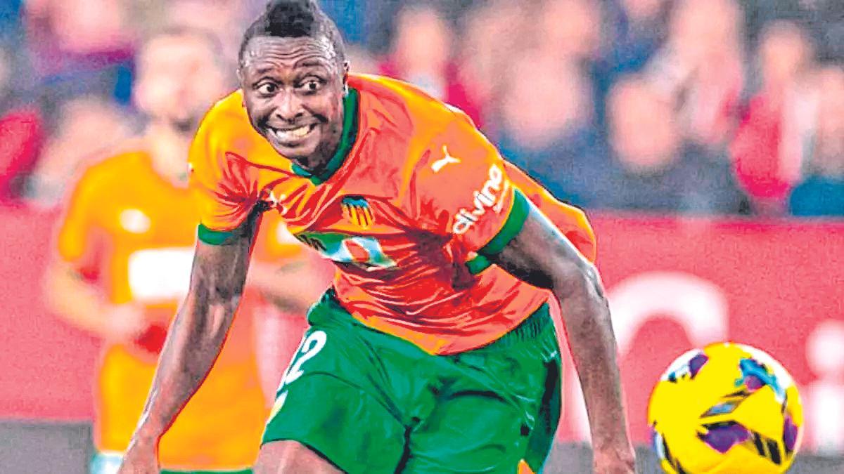 Sadiq disputa un balón en un partido de la pasada temporada.