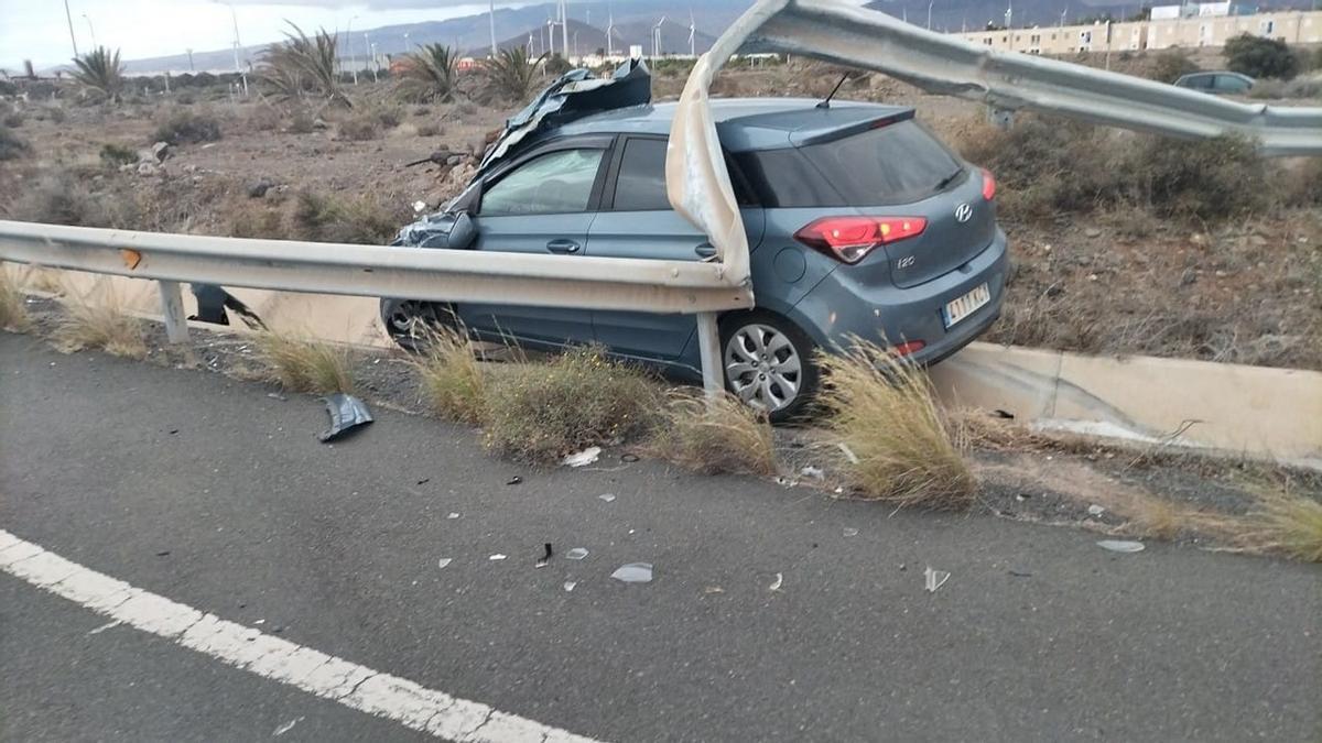 Un coche se lleva por delante un guardarraíl de la autopista en Gran Canaria.