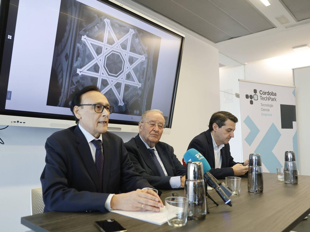 El consejero Gómez Villamandos junto al presidente de Córdoba TechPark, Juan Antonio Caballero, y el alcalde de Córdoba, José María Bellido.