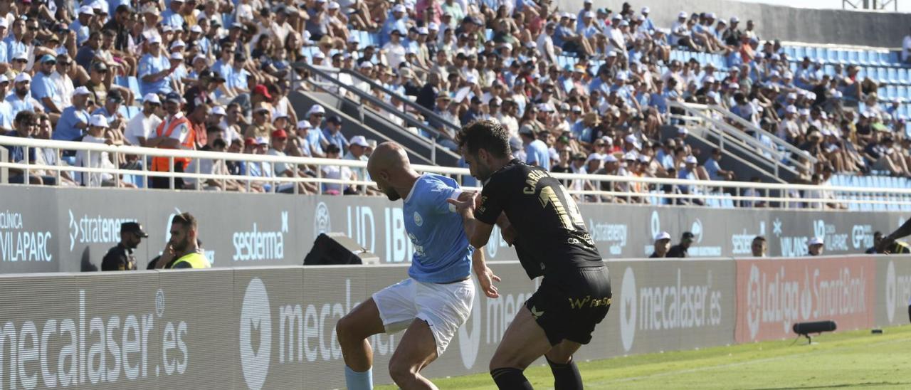 Ekain protege el balón durante el partido de este domingo ante los aficionados de la grada general del Palladium Can Misses.