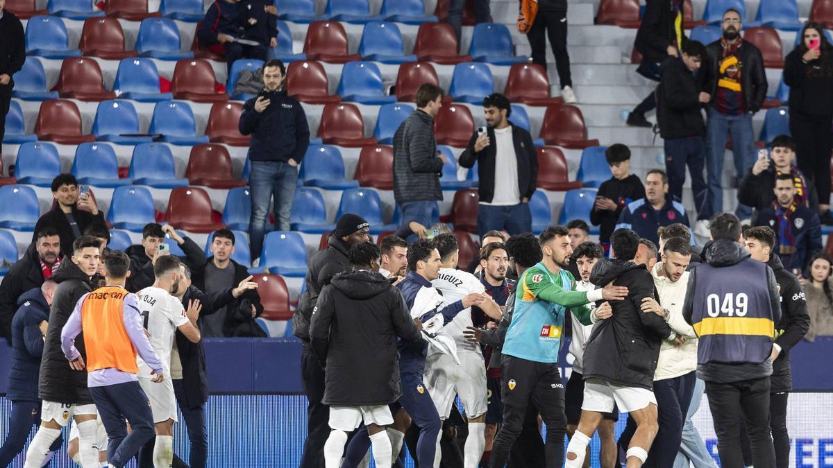 Imágenes de la tangana final del derbi Levante UD - Valencia CF