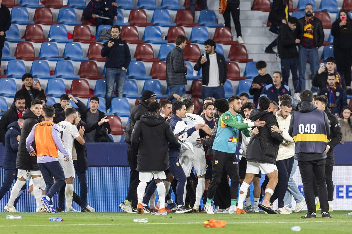 Imágenes de la tangana final del derbi Levante UD - Valencia CF