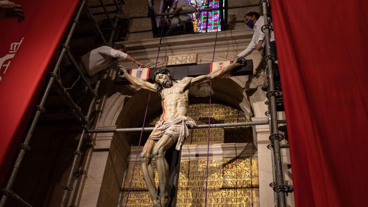 Los cargadores colocan las sogas de las que se ayudarán para bajar la talla del altar de la capilla de la Catedral. | Ana Burrieza