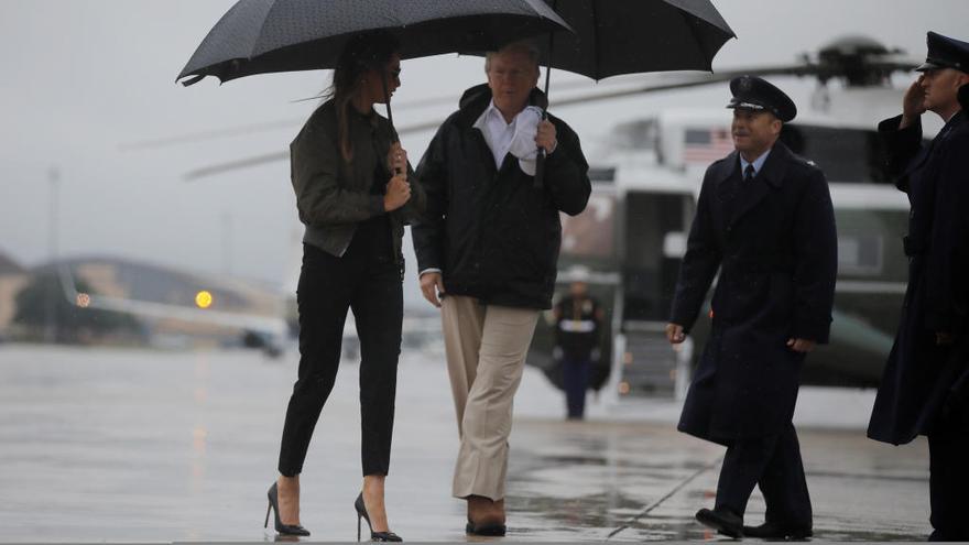 Donald y Melania Trump, antes de subir al Air Force One.