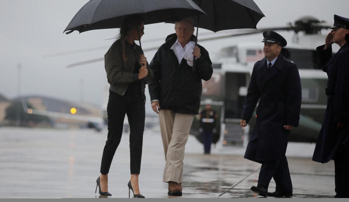 Donald y Melania Trump, antes de subir al Air Force One.