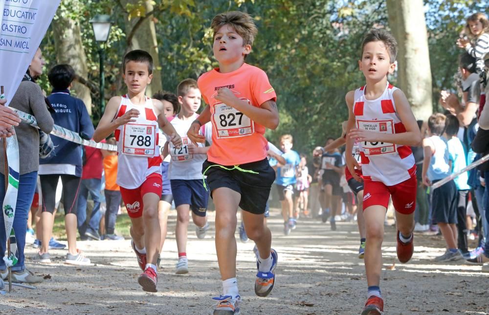 Más de mil niños -muchos acompañados por sus padres y sus madres- participaron en Castrelos en el XXI Cross Escolar-AD Castro San Miguel