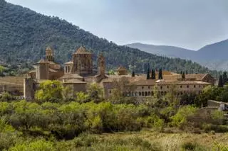 El pueblo medieval de Cataluña que tiene un monasterio Patrimonio de la Humanidad