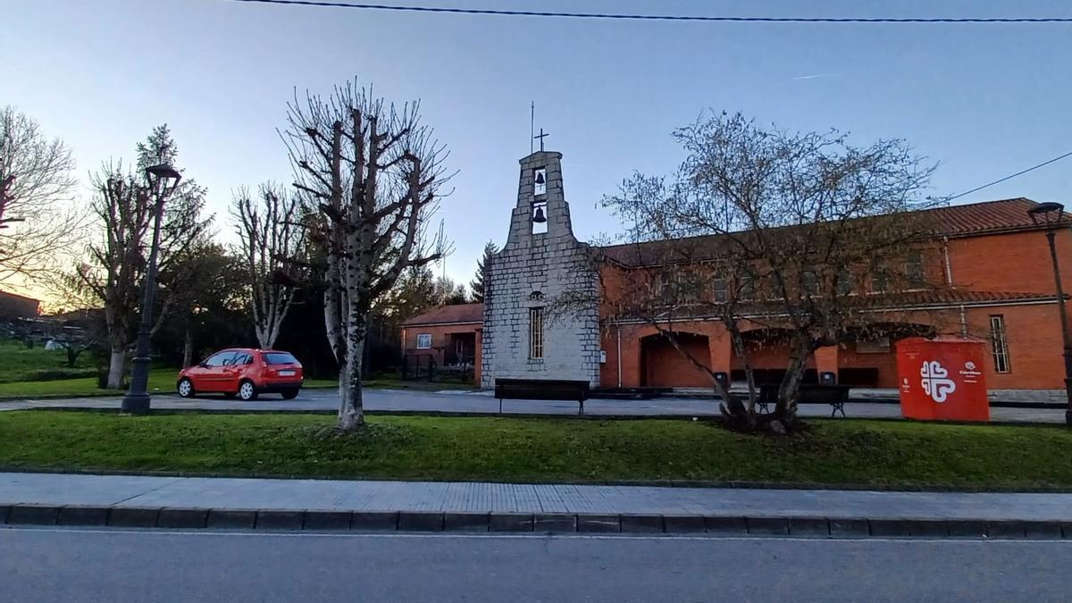 Vista de la iglesia de Posada de Llanera desde la carretera.
