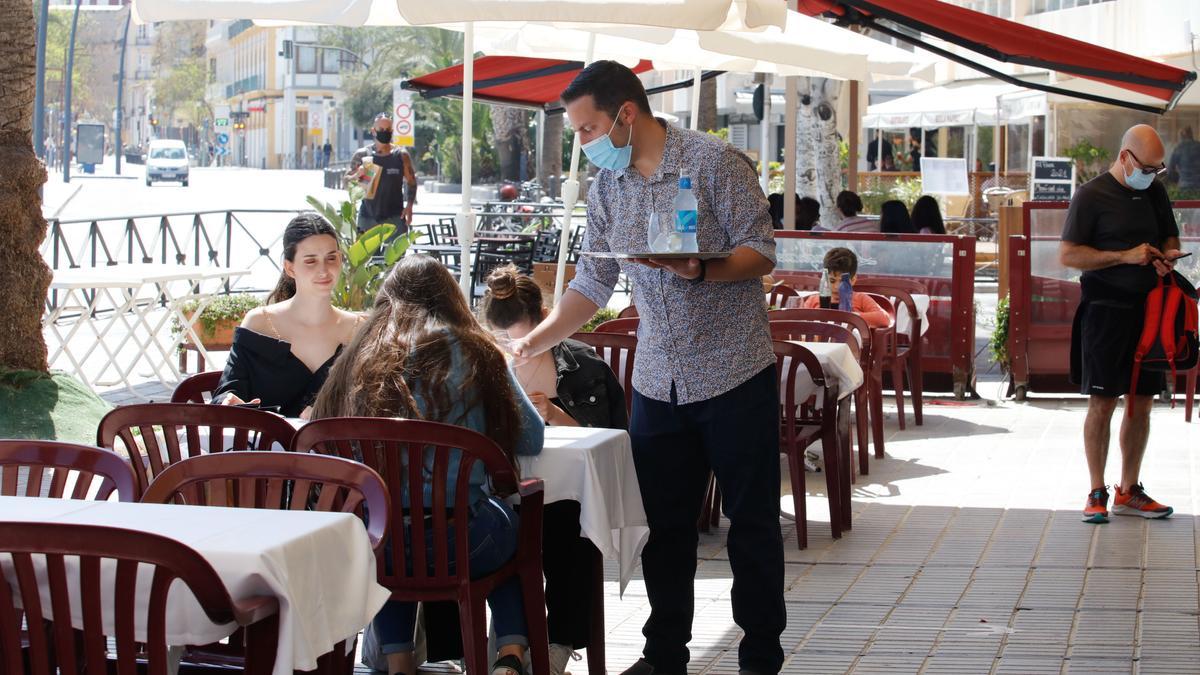 Clientes en un restaurante del puerto de Ibiza.