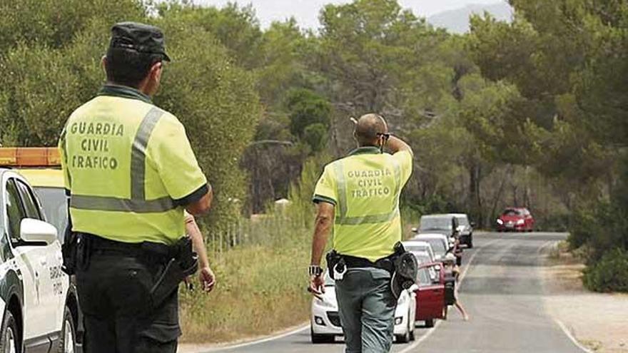 La Guardia Civil de Tráfico investigaba las causas del siniestro.