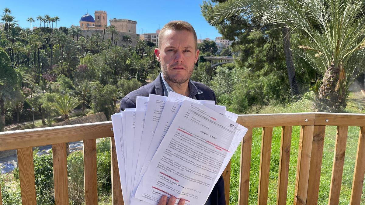 El portavoz adjunto del PSOE en Elche, Mariano Valera, expone expedientes de dependencia que van con retraso