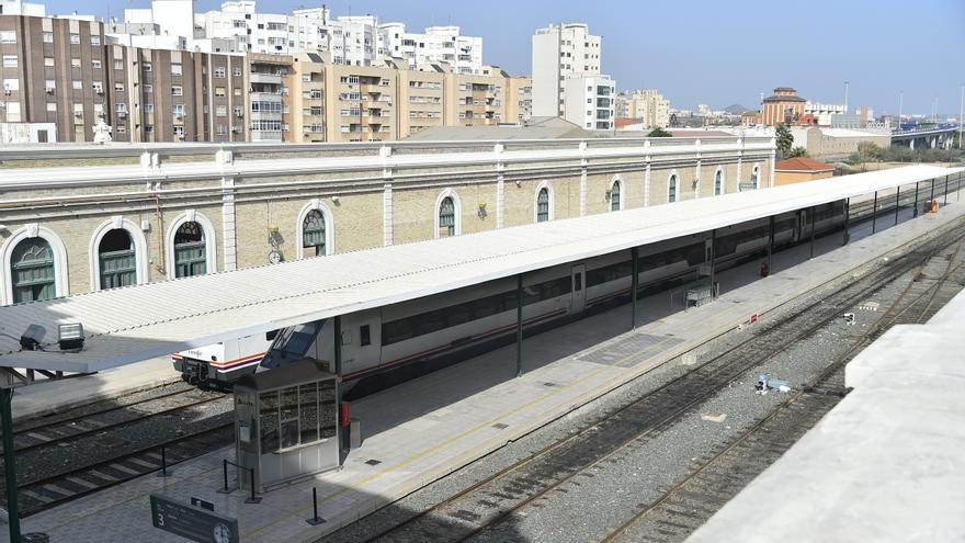 La alcaldesa denuncia que Cartagena ya no puede tolerar más retrasos en el ferrocarril