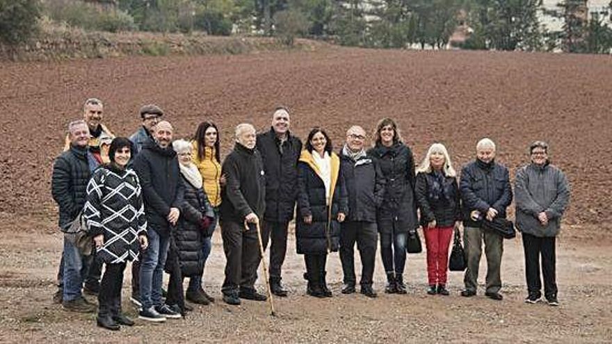 Veïns, membres de la plataforma i representants municipals davant els terrenys on s&#039;edificarà la residència