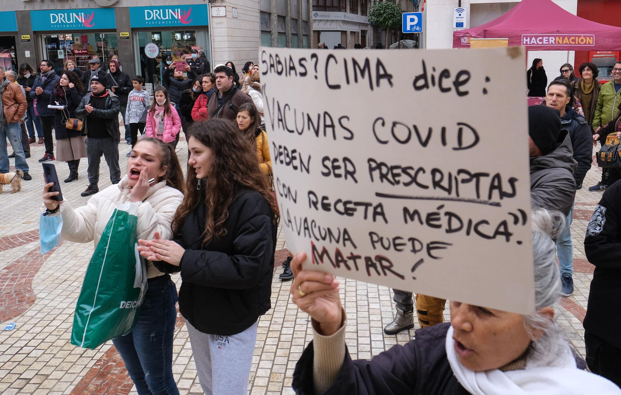 Concentración antivacunas en Elche contra el pasaporte covid y la inoculación de niños