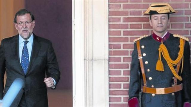 El presidente del Gobierno, Mariano Rajoy, sale del Palacio de la Moncloa para recibir a la presidenta de Chile, Michelle Bachelet.