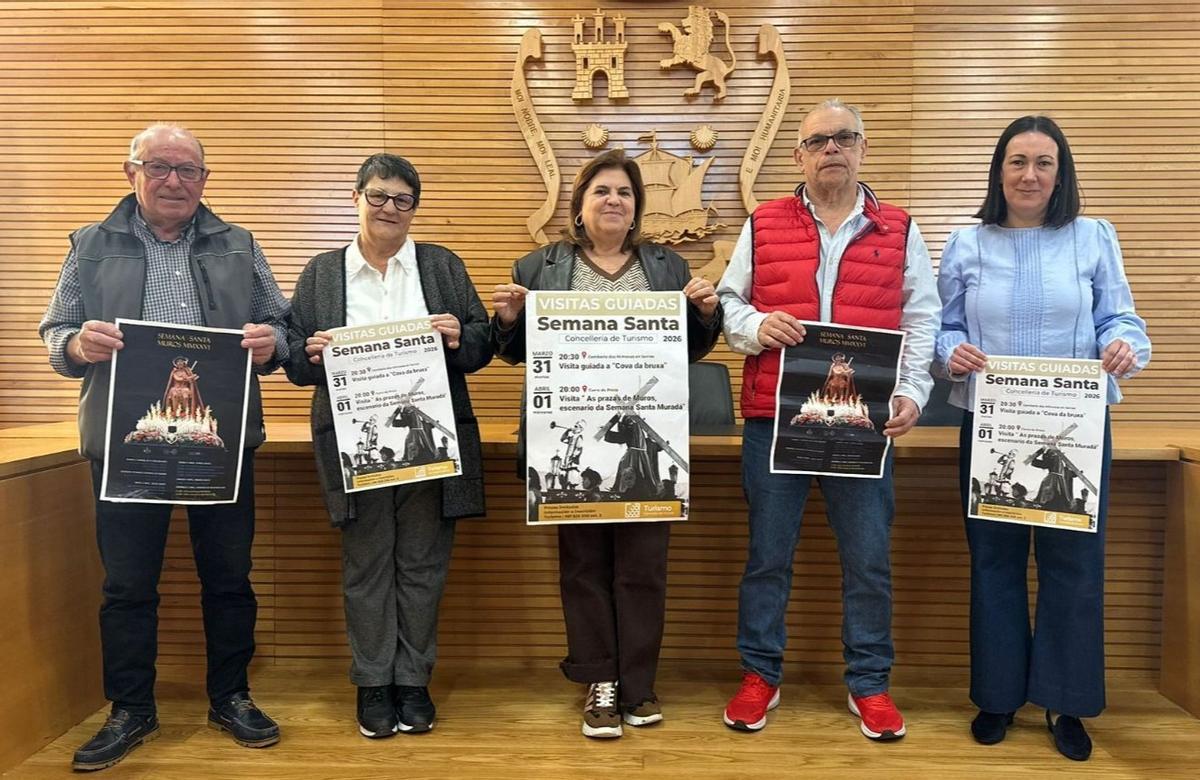 A concelleira de Cultura, no centro, presidiu a presentación da Semana Santa.