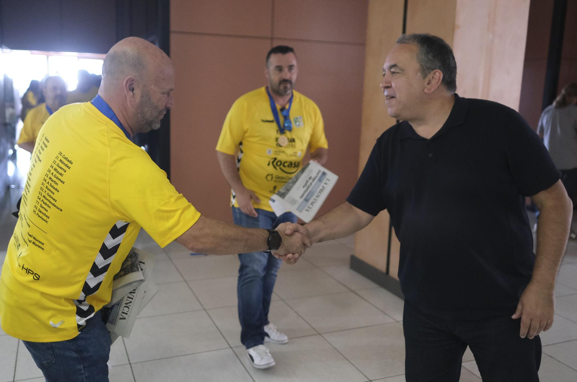 El Rocasa visita LA PROVINCIA con su tercer trofeo de campeón europeo de balonmano femenino