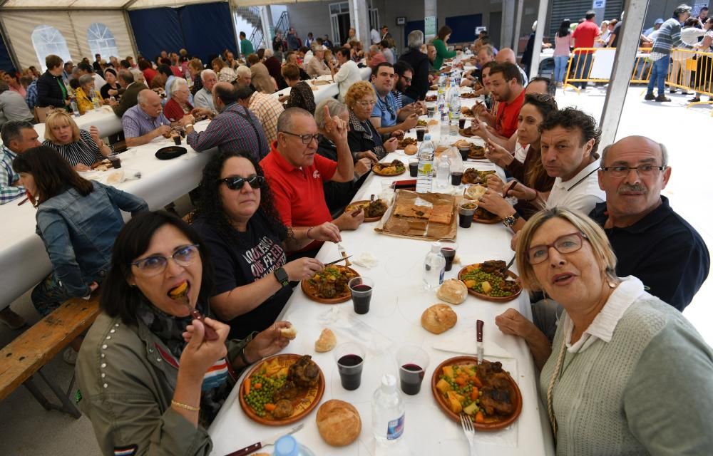 Fiestas gastronómicas en Galicia | A Lama hinca el diente a su famoso codillo