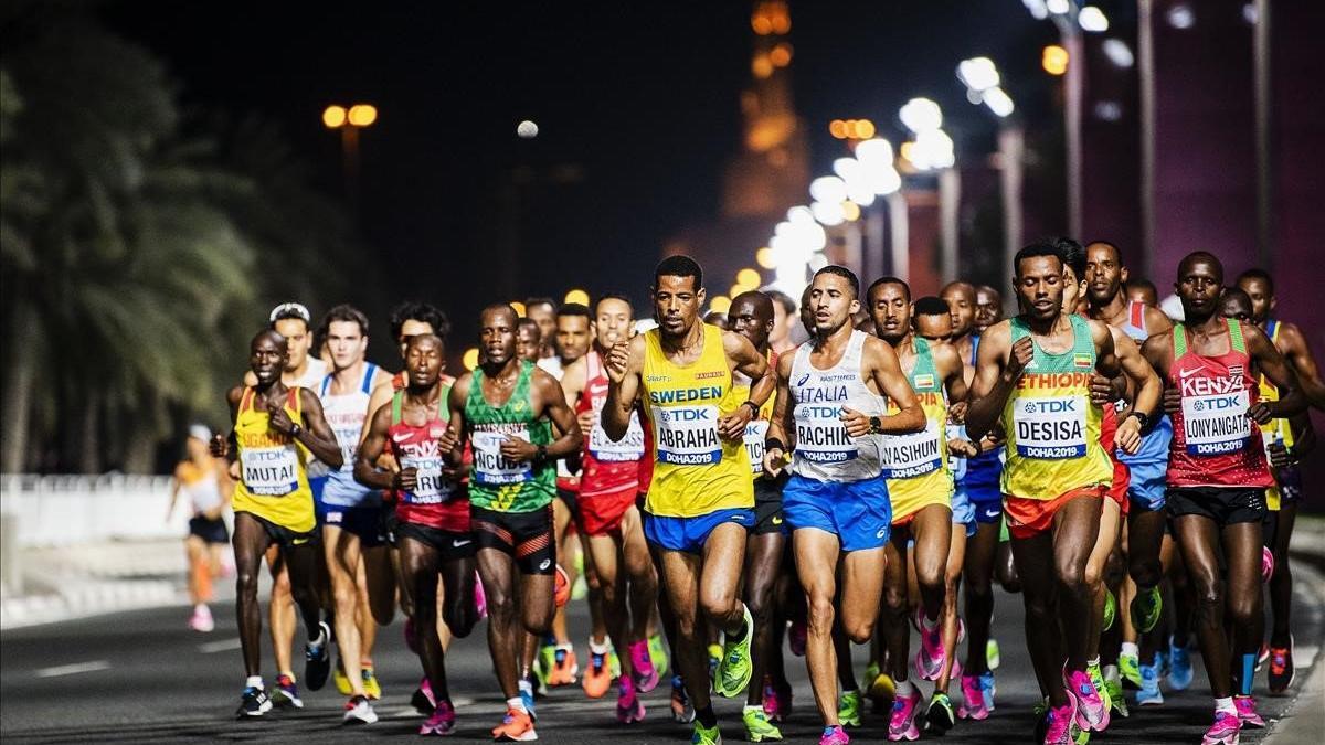 Atletas compitiendo en el maratón de los Mundiales de Doha