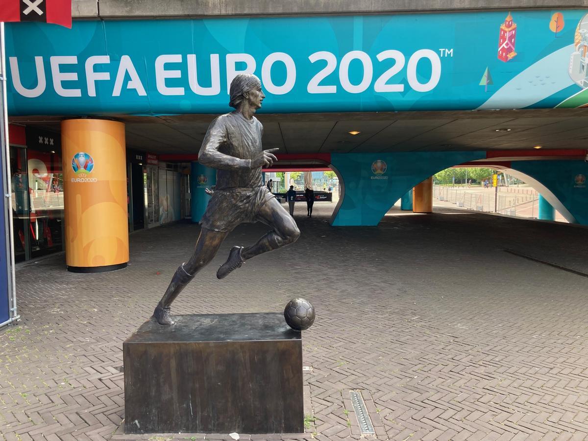 La estatua de Cruyff en los aledaños del estadio que lleva su nombre en Amsterdam