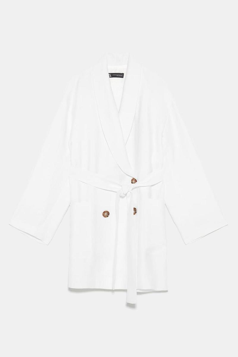 Blazer larga con cinturón en color blanco de Zara. (Precio: 69, 95 euros)