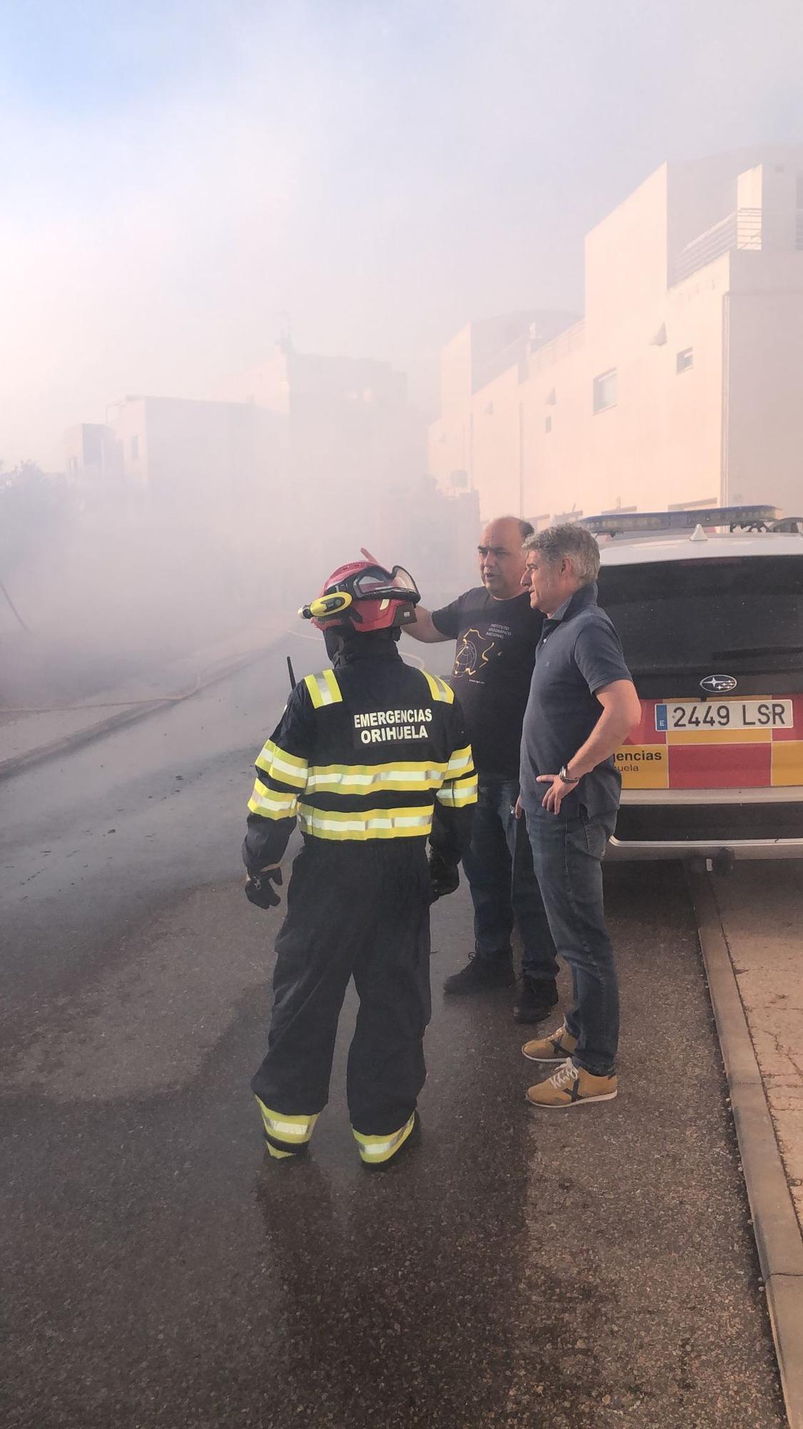 Las llamas del incendio en Orihuela Costa