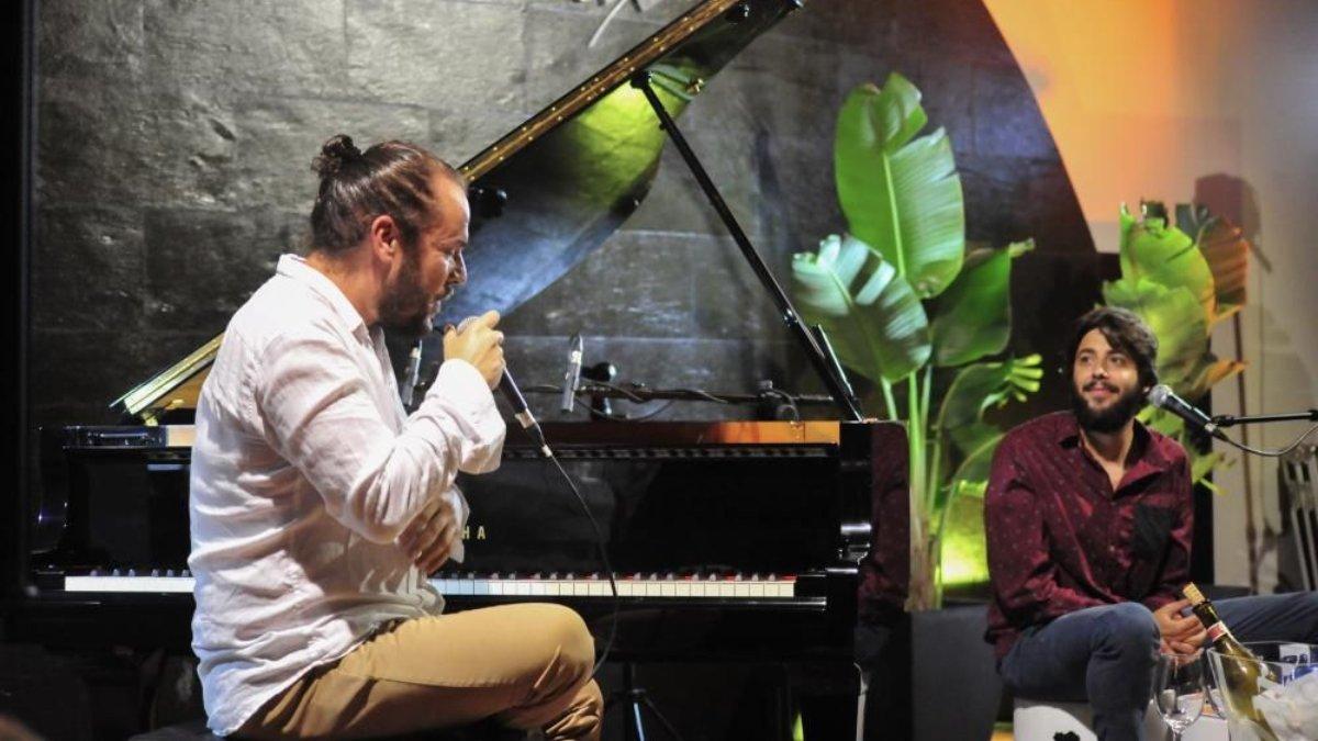 Abe Rábade y Salvador Sobral durante un concierto en cambados en 2019