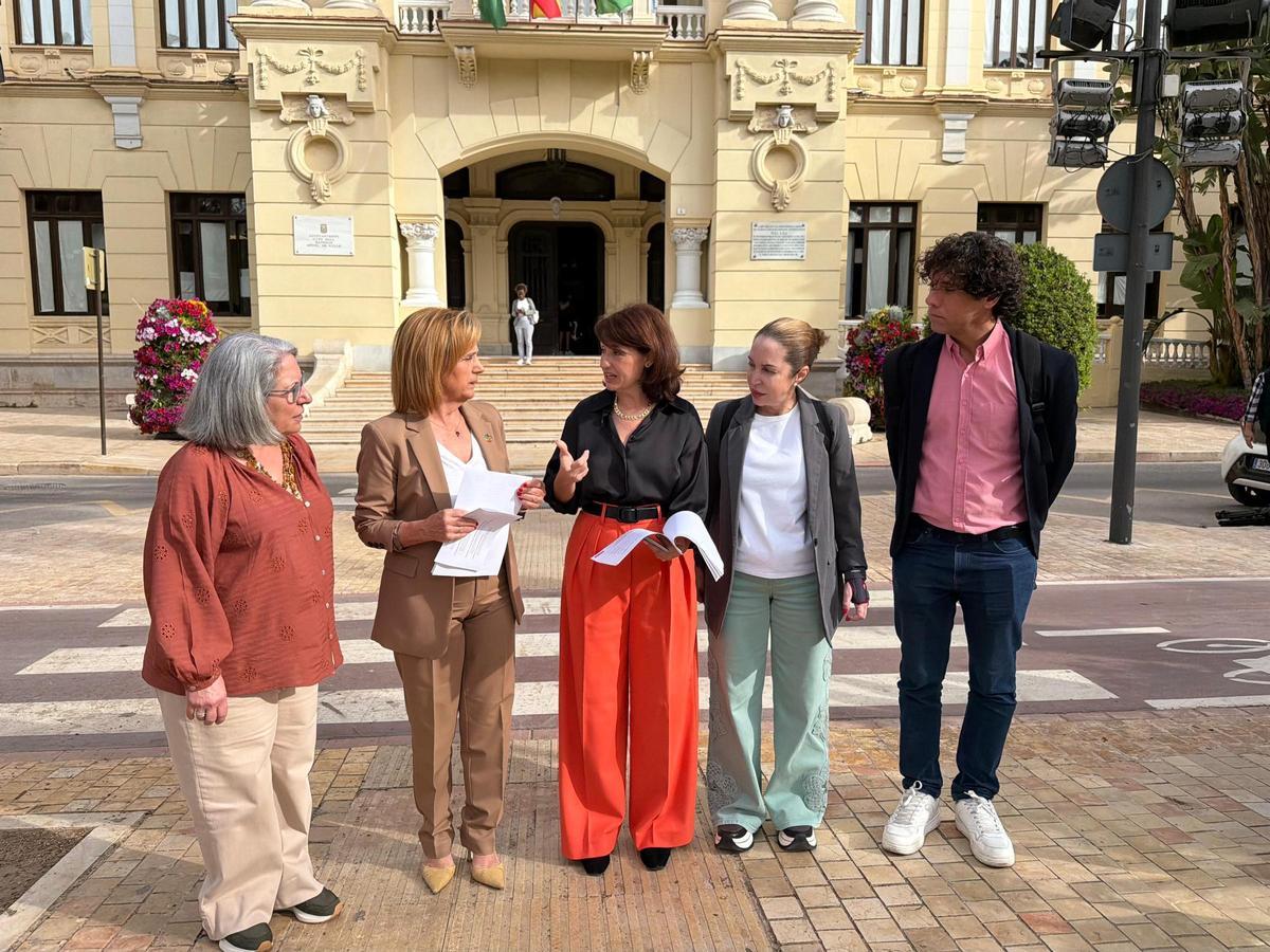 Asunción Vivas, hija de madre fallecida esperando la Ley de Dependencia, junto a varios cargos socialistas