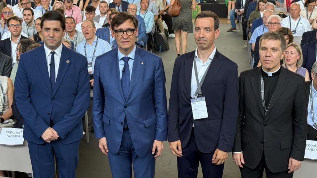 El president del Govern Salvador Illa, a la Trobada Empresarial al Pirineu, acompanyat de l'alcalde de la seu d'Urgell, Joan Barrera, i el president de la Trobada