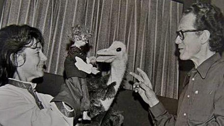 Ingeborg Schaefer en su teatro de marionetas.