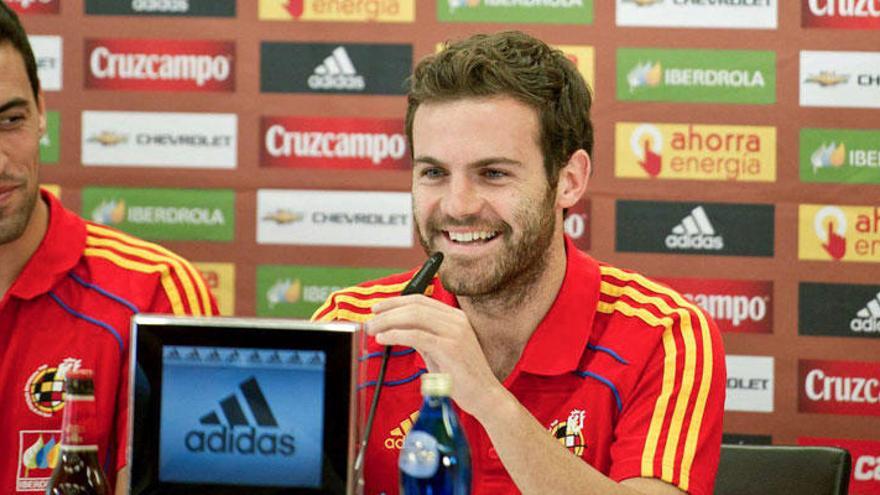 Sergio Busquets y Juan Mata.