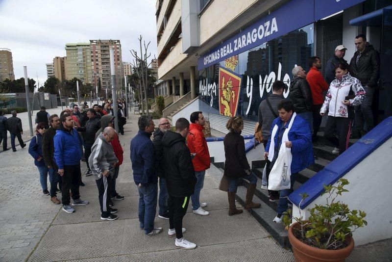 Largas colas para adquirir entradas para el derbi aragonés