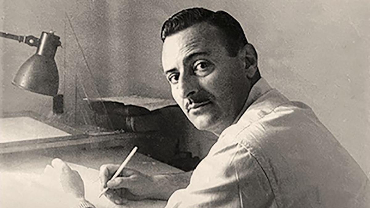 Josep Coll, en su mesa de dibujo en su casa de Cerdanyola, a finales d elos 50 o principios de los 60