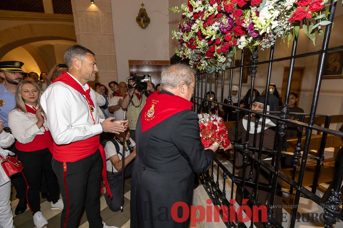 Bandeja de flores y ritual de la bendición del vino en las Fiestas de Caravaca