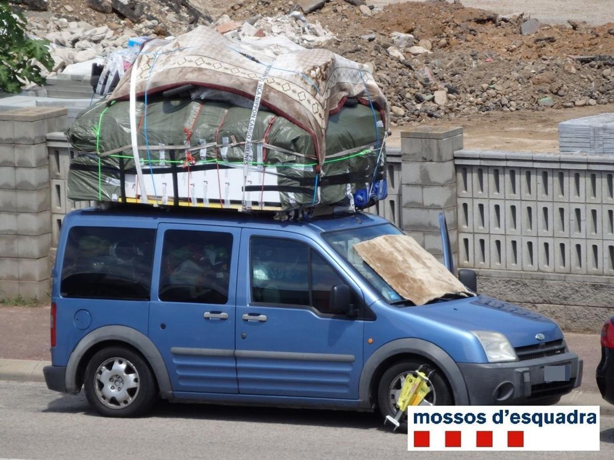 Furgoneta immobilitzada per excés de càrrega a Sant Gregori, el 10 d’agost. Furgoneta immobilitzada per excés de càrrega a Sant Gregori, el 10 d’agost.
