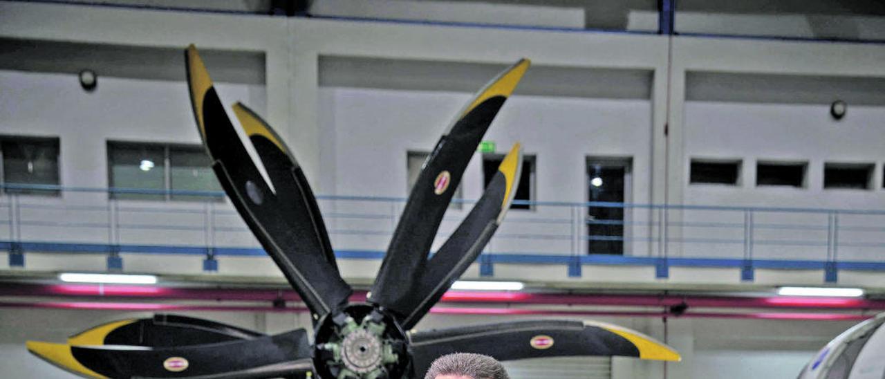 Carlos Bertomeu, en el hangar de mantenimiento de Air Nostrum en Quart de Poblet