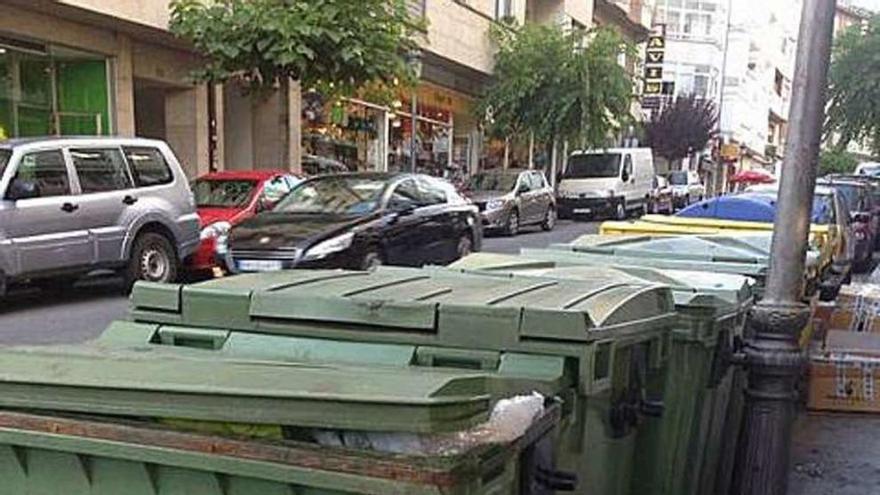 Contenedores de basura en una calle de O Carballiño. // I. Osorio