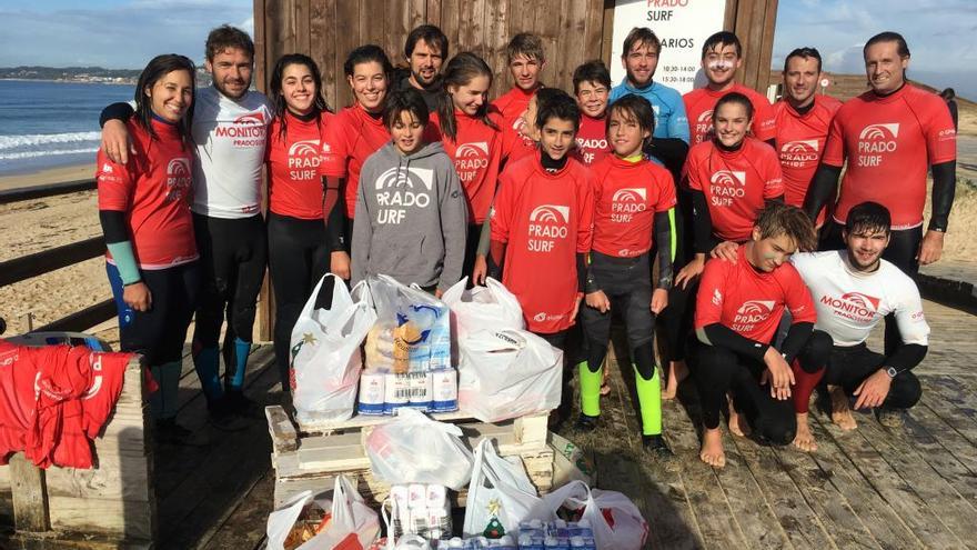 Participantes en la jornada solidaria de A Lanzada.