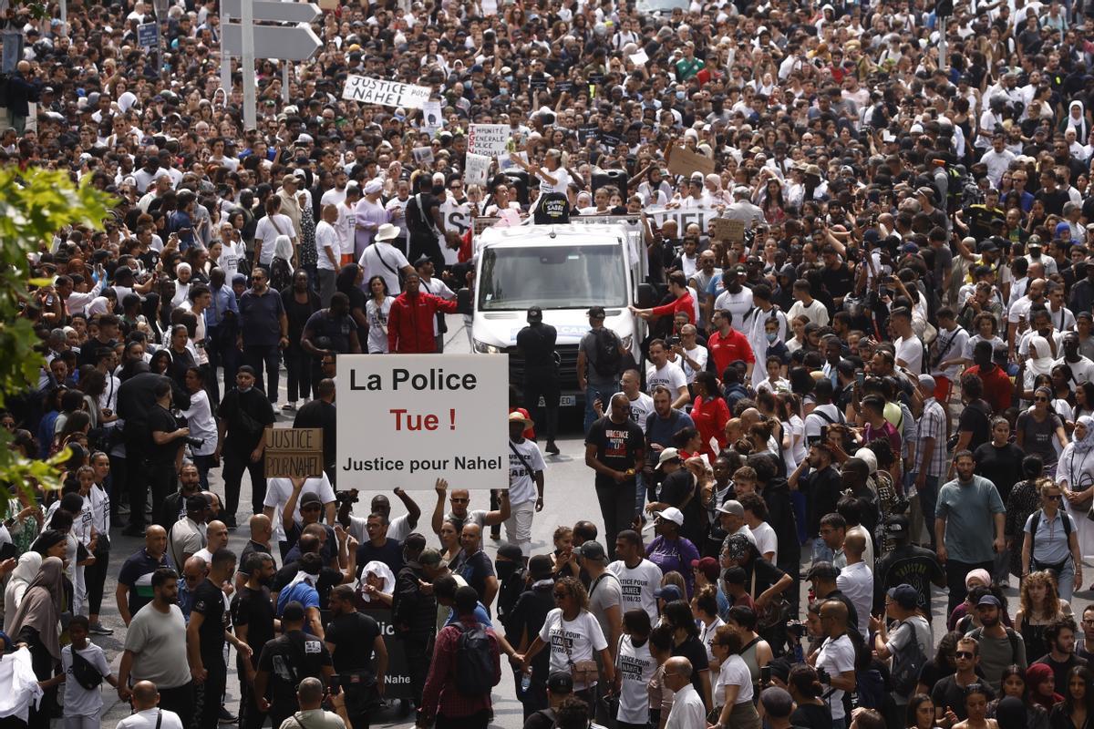 Mounia, la madre de Nahel encabeza una marcha blanca en Nanterre. La familia del joven fallecido ha convocado una marcha blanca en su memoria.